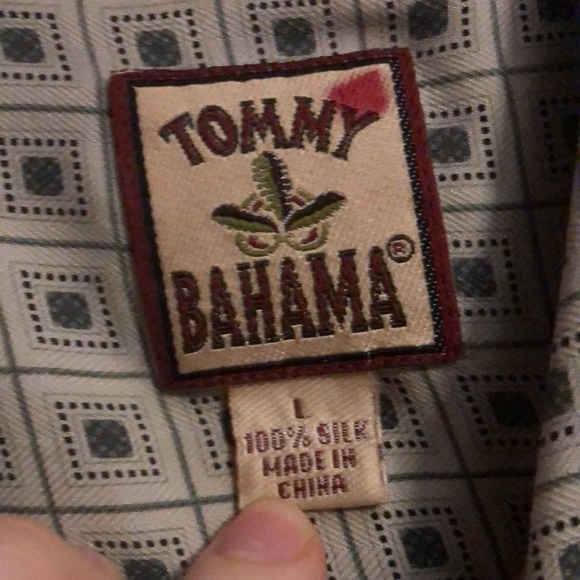 Tommy Bahama 100% silk men’s patterned button down shirt - Picture 2 of 8